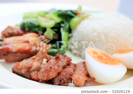fried vegetables, boiled egg, Fried chicken wings 32026129