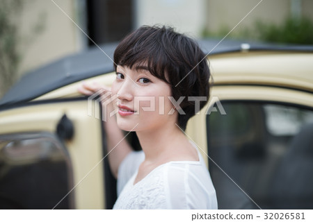 Young lady car life 32026581