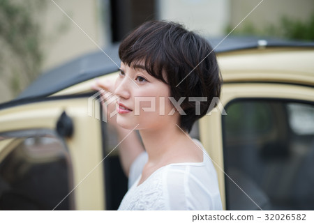 Young lady car life 32026582