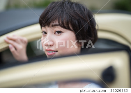 Young lady car life 32026583