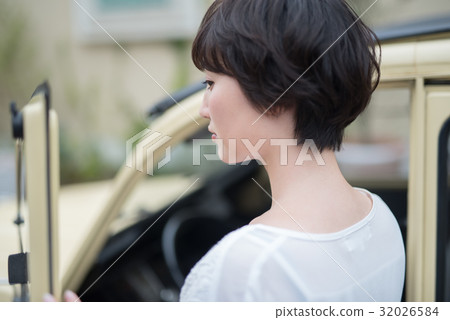 Young lady car life 32026584