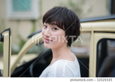 Young lady car life 32026585