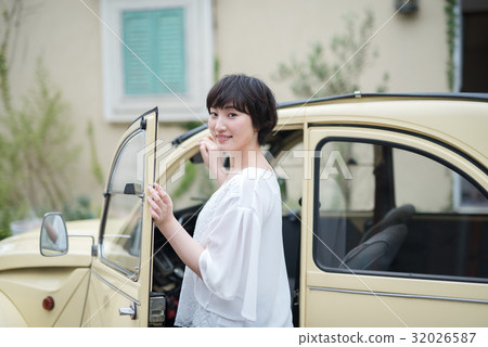Young lady car life Young lady car life 32026587