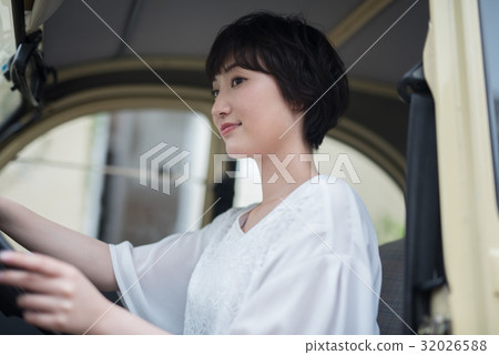 Young lady car life Young lady car life 32026588