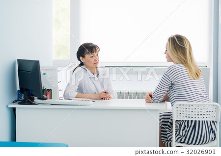 Horizontal view of happy patient at doctor's Horizontal view of happy patient at doctor's 32026901