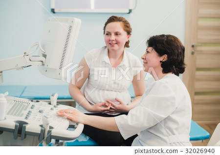 Doctor showing baby ultrasound image on computer Doctor showing baby ultrasound image on computer 32026940