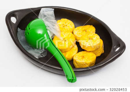 Green plantain cups preparation 32028453