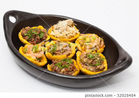 Plantain cups filled with different stuffings 32028484