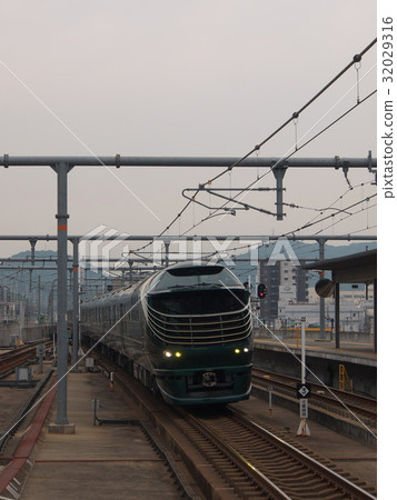 Longing train 32029316