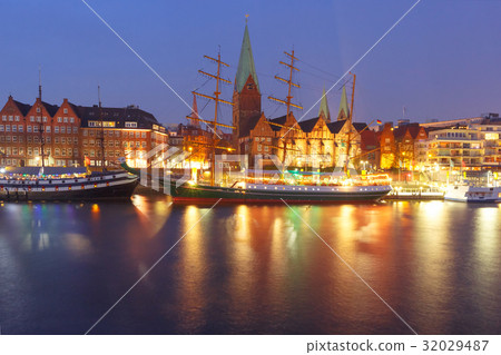 Weser River and St Martin Church, Bremen, Germany Weser River and St Martin Church, Bremen, Germany 32029487