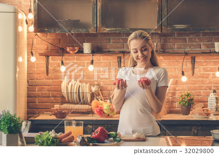 Young woman cooking healthy fresh meal at home 32029800