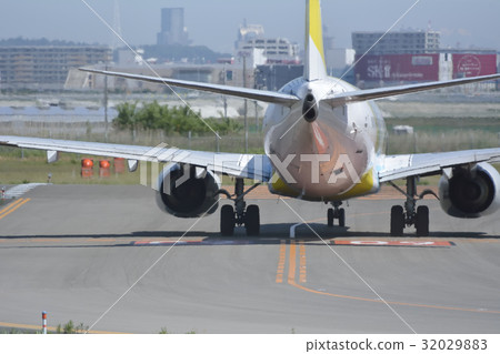 飛機在仙台機場為起飛做準備 飛機在仙台機場為起飛做準備 32029883