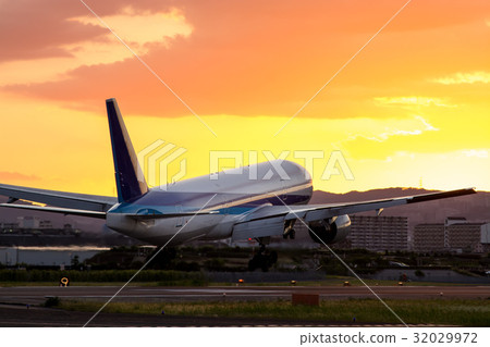 Arrival flight at twilight airplane Boeing 777 Arrival flight at twilight airplane Boeing 777 32029972