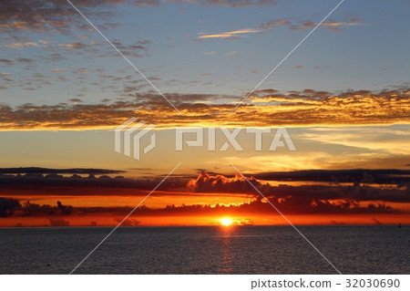 日落在Kuri-yurijima，沖繩島 32030690