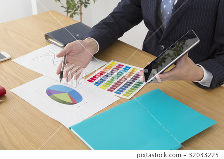 Business meeting image Explanation on body part tablet 32033225