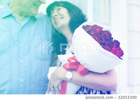 Photo Gradient Style with Senior couple love sweet embrace Photo Gradient Style with Senior couple love sweet embrace 32033300