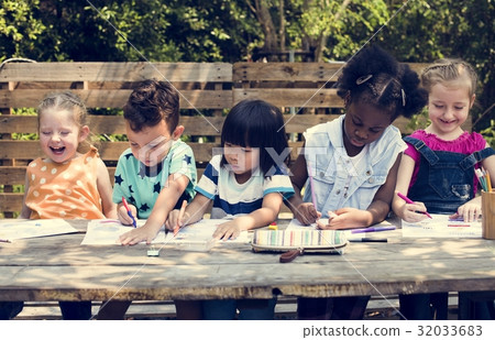 Group of Children are in a Field Trips 32033683