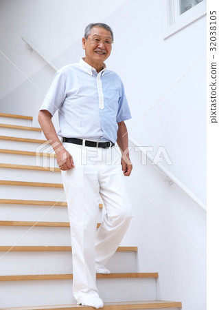 下樓梯的老人 32038105