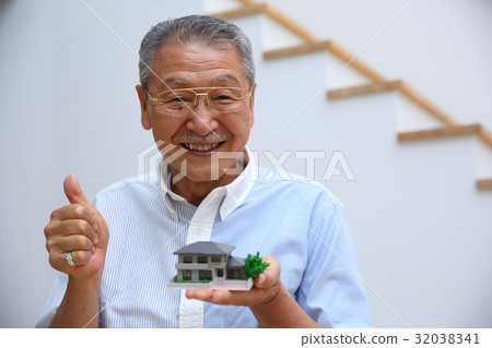 與住房的高級男性 與住房的高級男性 32038341