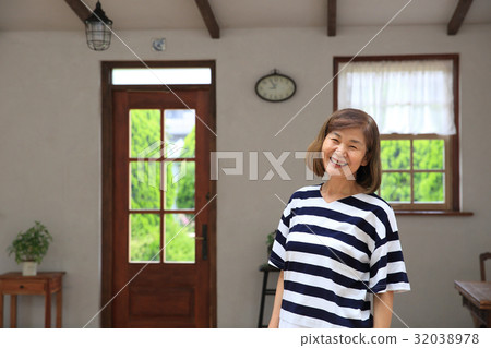 一位微笑的資深婦女 一位微笑的資深婦女 32038978