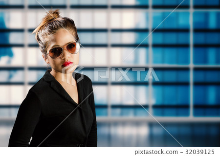 businesswoman with building background businesswoman with building background 32039125