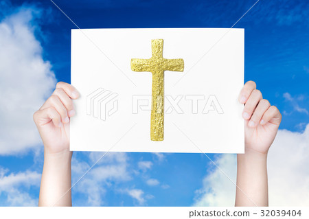 hand holding bible book 32039404