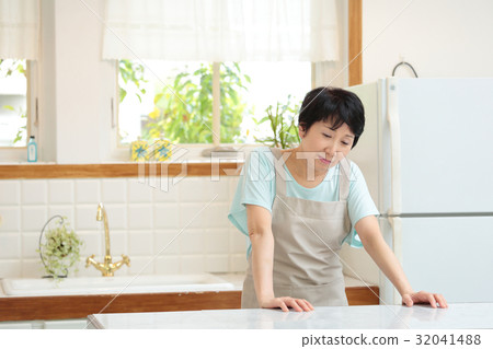 Housewife suffered kitchen 32041488