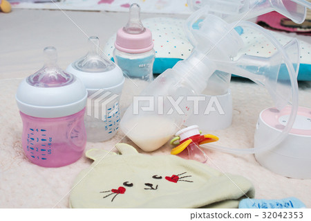 Breast Pump and milk bottle for baby 32042353
