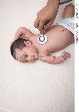 Hand doctor exams  baby with stethoscope 32042484