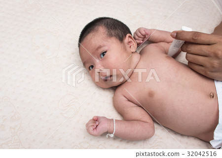 Hand doctor check fever newborn 32042516