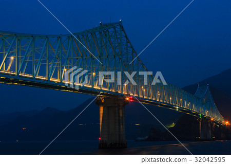Dusk of the lunar month bridge light up 32042595