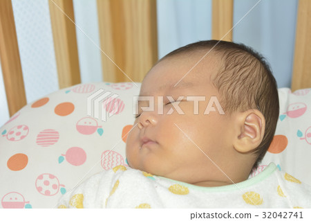 Baby's nap 32042741