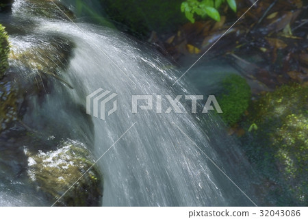 Flowing water of shining silk thread 32043086