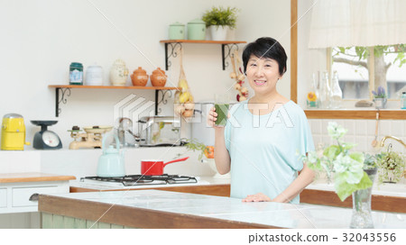 Middle female kitchen smoothie Middle female kitchen smoothie 32043556