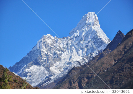amadablam summit from everest trek 32043661