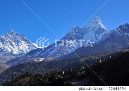 amadablam summit from everest trek 32043664