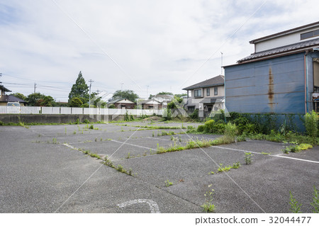 停車場位於規劃的公寓位置 停車場位於規劃的公寓位置 32044477