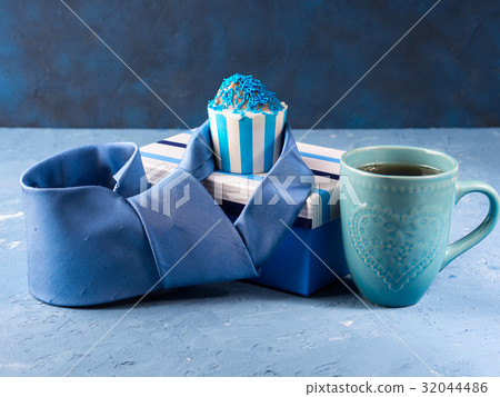 Father's day card with gift box and cup cake, tie 32044486