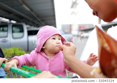 baby is eating. 32045524