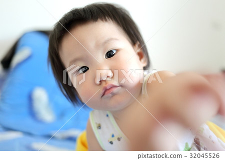 asian baby finger pointing toward front 32045526