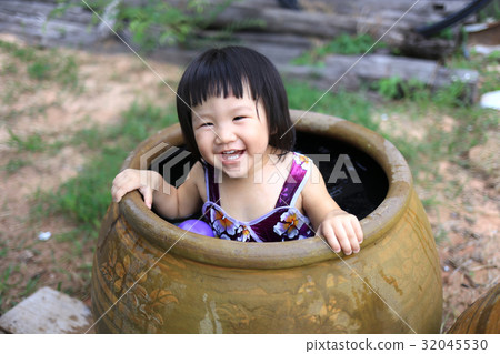 asian baby take a bath 32045530
