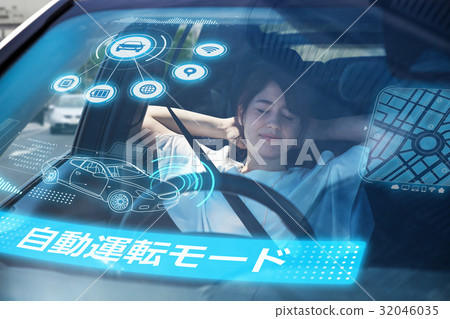 睡覺在一輛自動駕駛的汽車的婦女 32046035