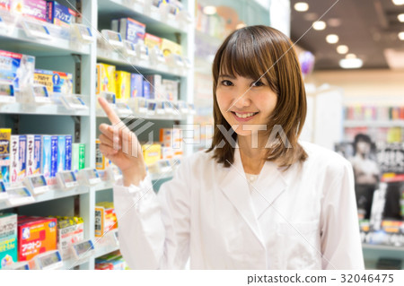 Pharmacy pharmacist pointing 32046475