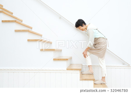 關節疼痛中間女性樓梯 32046780