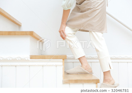 Joint pain Middle female stairs 32046781