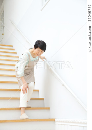 Joint pain Middle female stairs 32046782