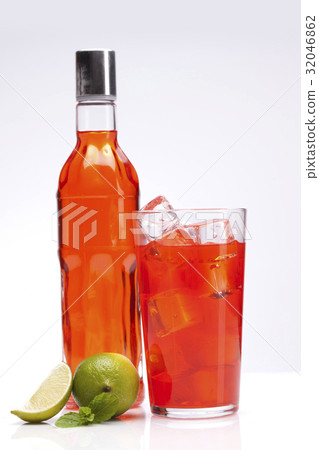 Exotic alcohol drinks set with fruits 32046862