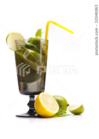 Exotic alcohol drinks set with fruits 32046863