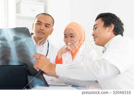 Medical doctors discussing on x-ray scan Medical doctors discussing on x-ray scan 32048310