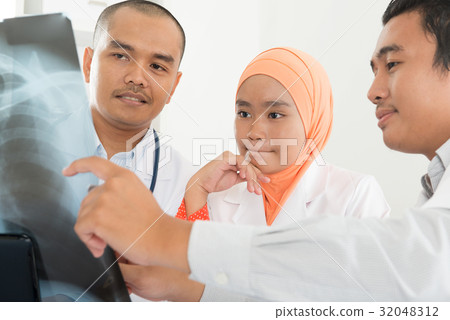 Doctors group discussing on x-ray image Doctors group discussing on x-ray image 32048312